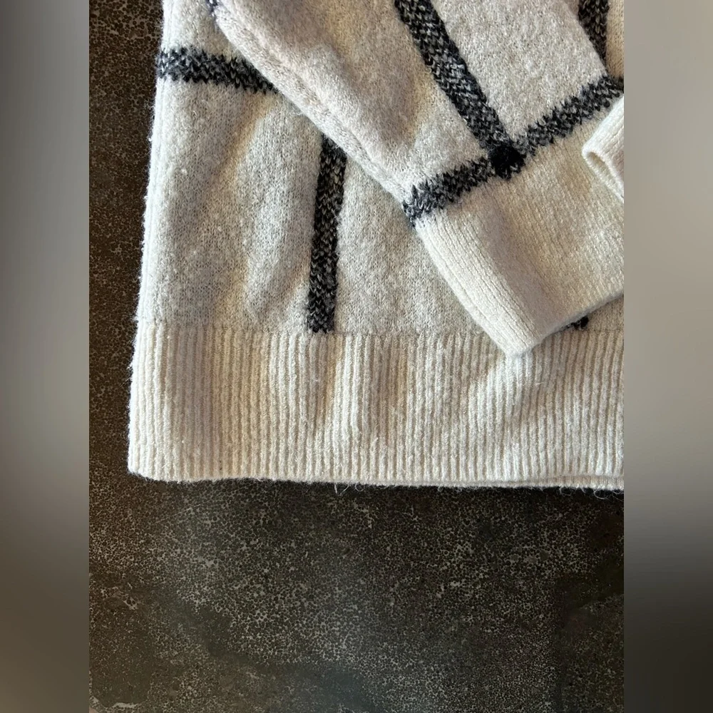 Old Navy | Cream & Black Plaid Sweater